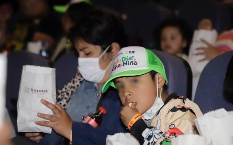 Con funciones de cine, el sistema estatal DIF festeja a la niñez tlaxcalteca