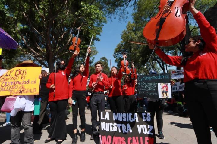 Estudiantes de la Casa de Música de Apizaco protestan por cierre de este espacio