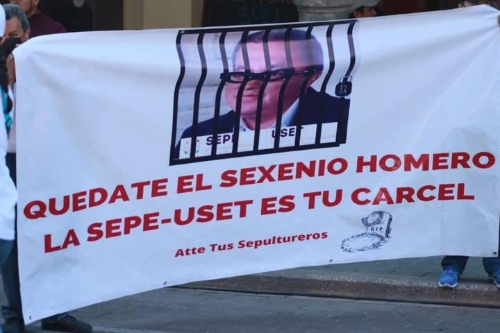 Resaltan pancartas de repudio contra Homero Meneses en desfile del 1 de Mayo 