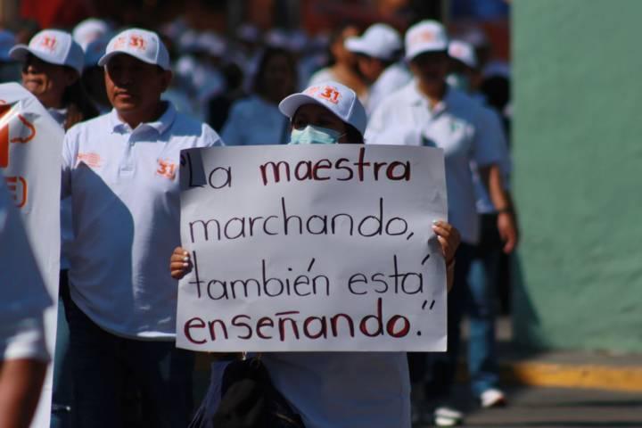 Resaltan pancartas de repudio contra Homero Meneses en desfile del 1 de Mayo 