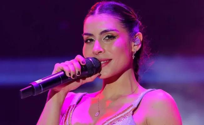 Por entonar mal el Himno Nacional, María León ofrece disculpas 
