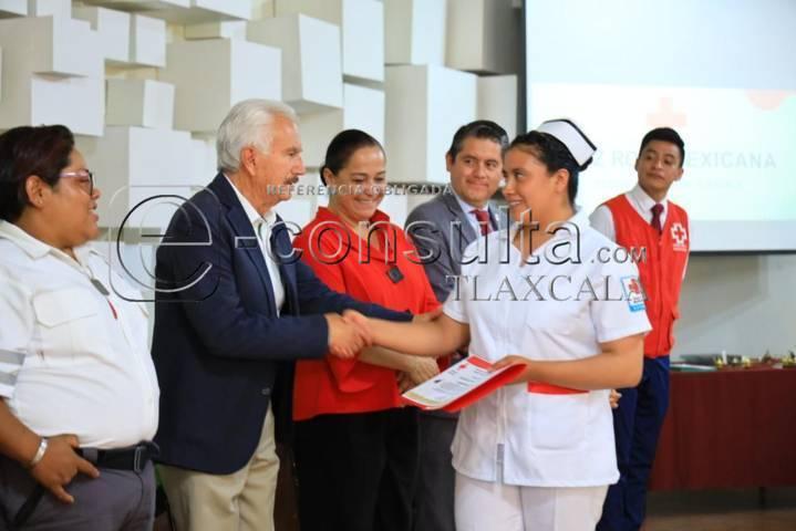 Apadrina Presidente Municipal de Chiautempan a generación de TUM de Cruz Roja Mexicana