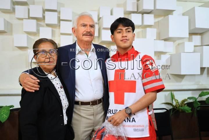 Apadrina Presidente Municipal de Chiautempan a generación de TUM de Cruz Roja Mexicana