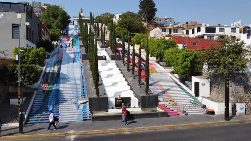 Decoran escalinatas de los héroes en conmemoración del Día del maestro 