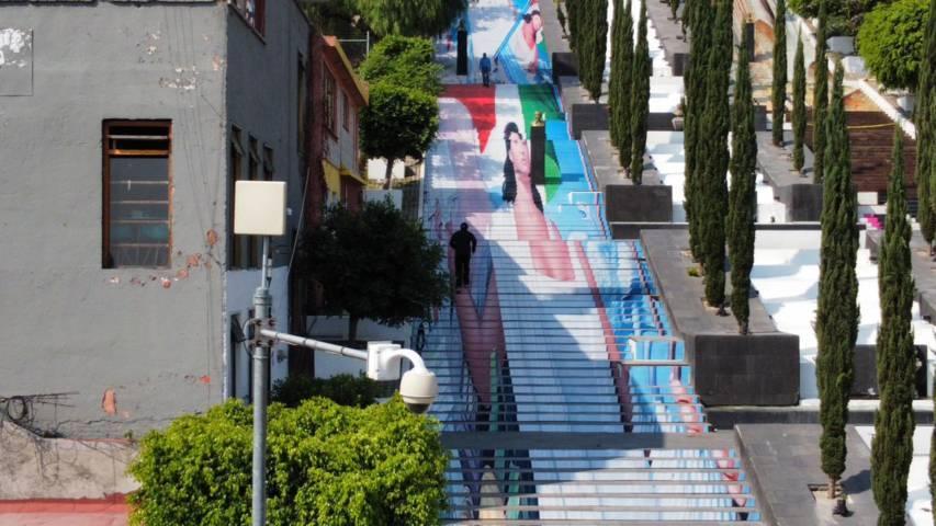 Decoran escalinatas de los héroes en conmemoración del Día del maestro 