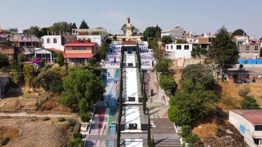 Decoran escalinatas de los héroes en conmemoración del Día del maestro 