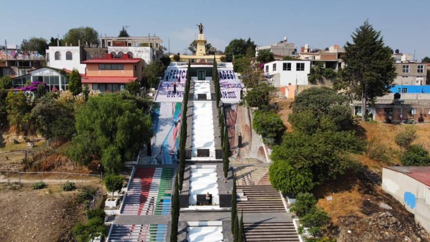 Decoran escalinatas de los héroes en conmemoración del Día del maestro 