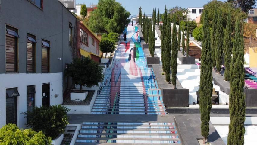 Decoran escalinatas de los héroes en conmemoración del Día del maestro 