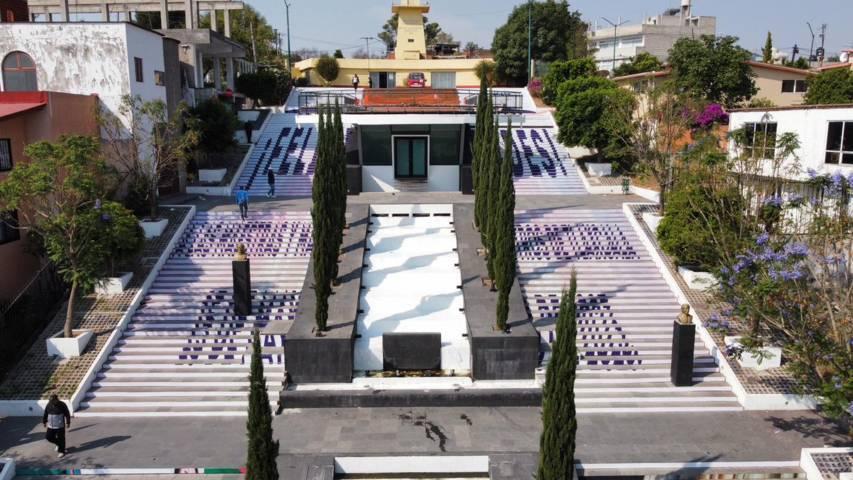 Decoran escalinatas de los héroes en conmemoración del Día del maestro 