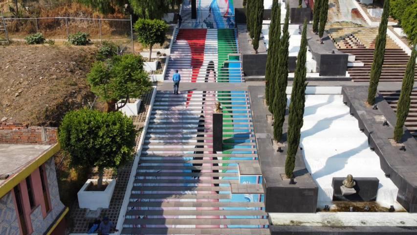 Decoran escalinatas de los héroes en conmemoración del Día del maestro 