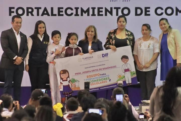 Entrega DIF estatal, equipamiento para los comedores escolares 