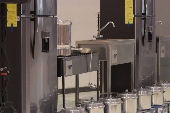 Entrega DIF estatal, equipamiento para los comedores escolares 