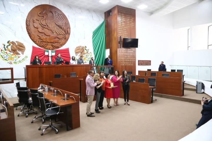 Entregan presea "José Aramburu Garreta"