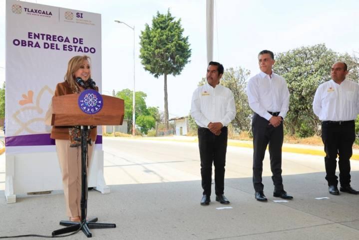 Mejora Gobernadora Lorena Cuéllar Cisneros vialidad en Xaloztoc