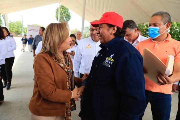 Mejora Gobernadora Lorena Cuéllar Cisneros vialidad en Xaloztoc