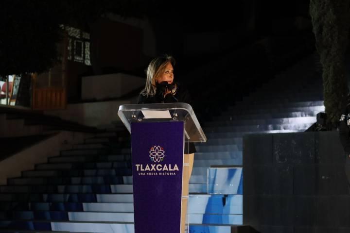 Encendido de luces alusivas al Día del Maestro en las escalinatas de los héroes 