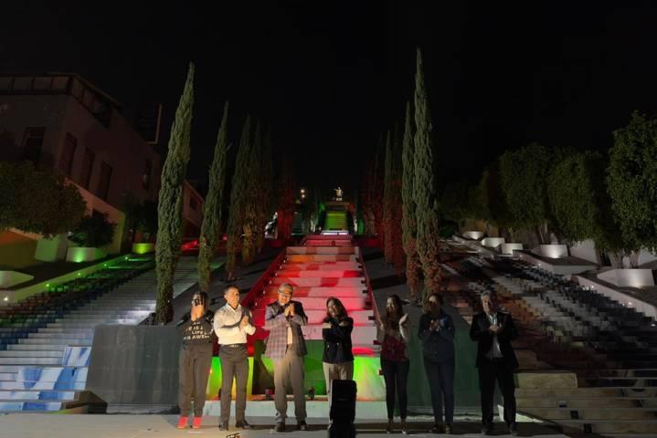 Encendido de luces alusivas al Día del Maestro en las escalinatas de los héroes 