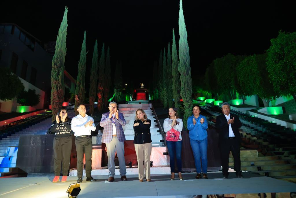 Iluminan las escalinatas como reconocimiento a la labor de los maestros de Tlaxcala