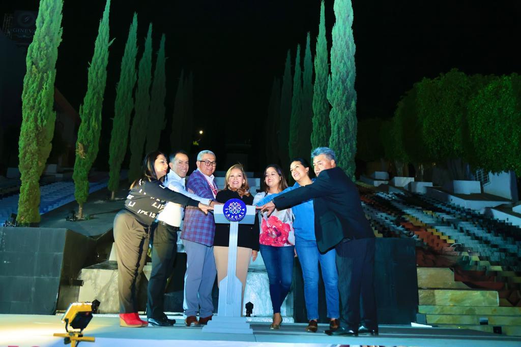 Iluminan las escalinatas como reconocimiento a la labor de los maestros de Tlaxcala