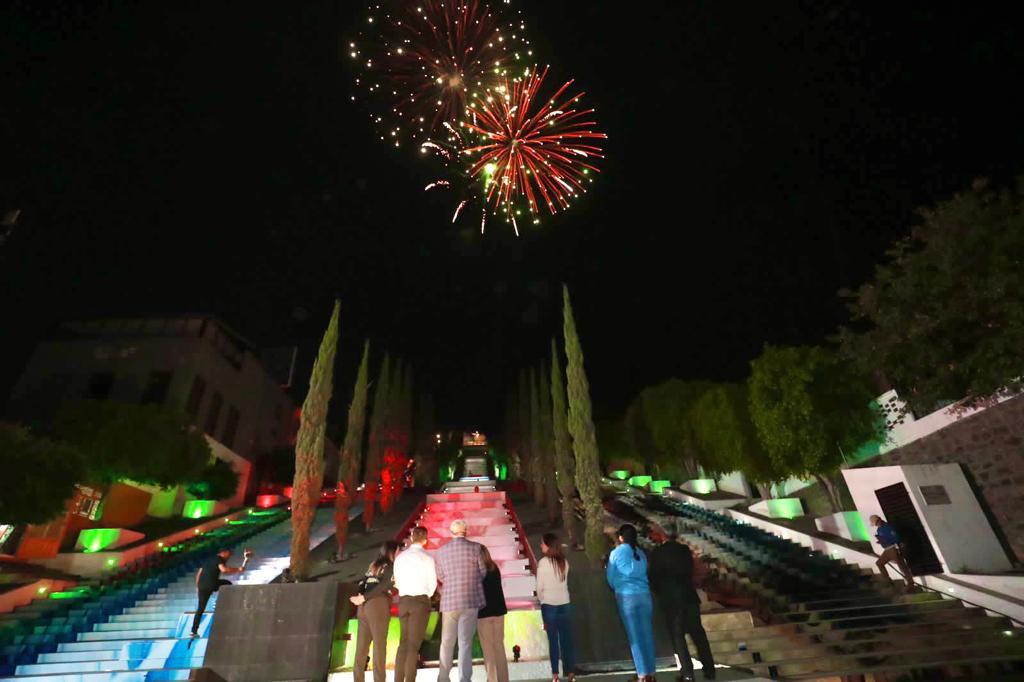 Iluminan las escalinatas como reconocimiento a la labor de los maestros de Tlaxcala