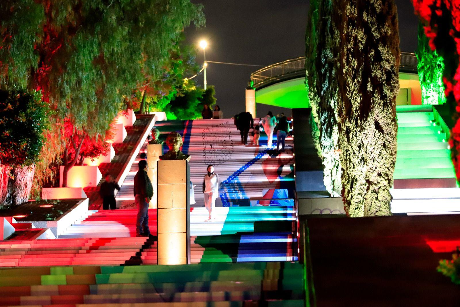 Iluminan las escalinatas como reconocimiento a la labor de los maestros de Tlaxcala