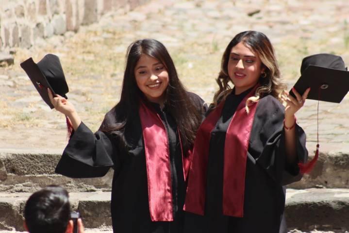 Estudiantes se alistan para las graduaciones de este ciclo escolar  