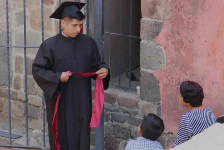 Estudiantes se alistan para las graduaciones de este ciclo escolar  