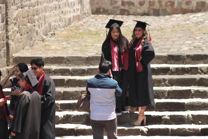 Estudiantes se alistan para las graduaciones de este ciclo escolar  
