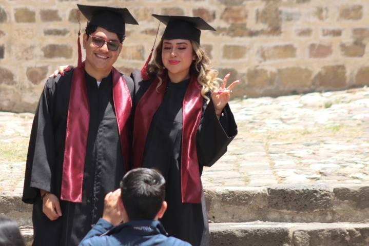 Estudiantes se alistan para las graduaciones de este ciclo escolar  