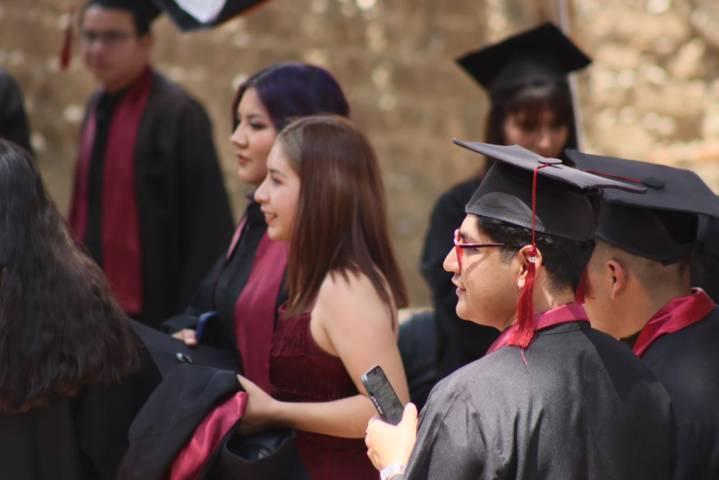 Estudiantes se alistan para las graduaciones de este ciclo escolar  