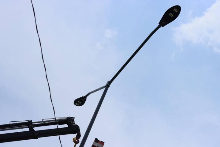 Continúan los trabajos de instalación de alumbrado público en la capital 