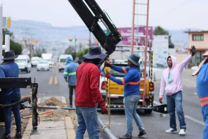 Continúan los trabajos de instalación de alumbrado público en la capital 