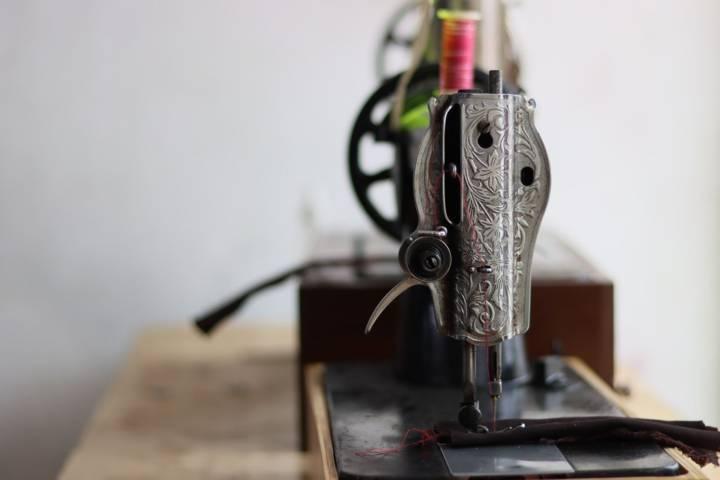 Don Enrique Hachac, toda una vida arreglando y vendiendo máquinas de coser 
