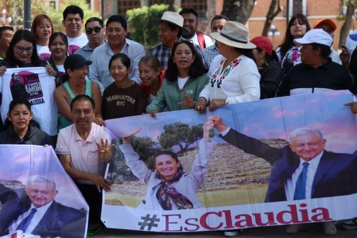 Tlaxcaltecas manifiestan su apoyo a Claudia Sheinbaum en el centro histórico de la capital 
