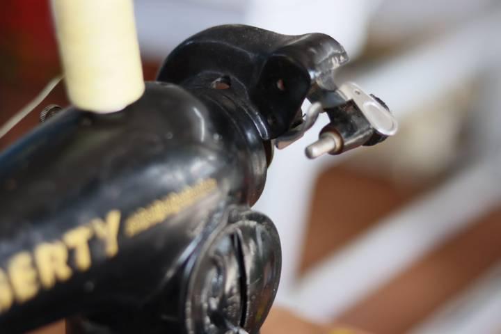 Don Enrique Hachac, toda una vida arreglando y vendiendo máquinas de coser 