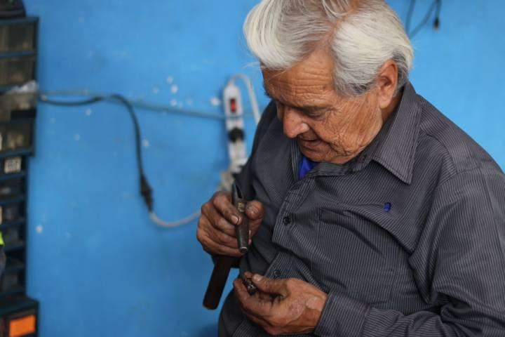 Don Enrique Hachac, toda una vida arreglando y vendiendo máquinas de coser 