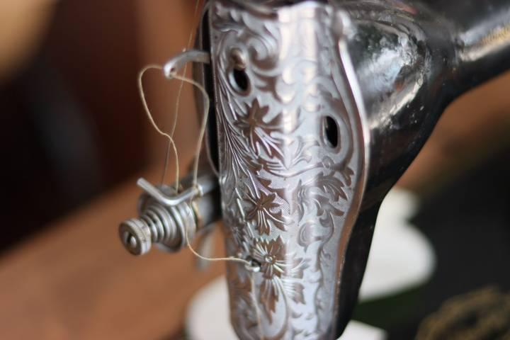 Don Enrique Hachac, toda una vida arreglando y vendiendo máquinas de coser 