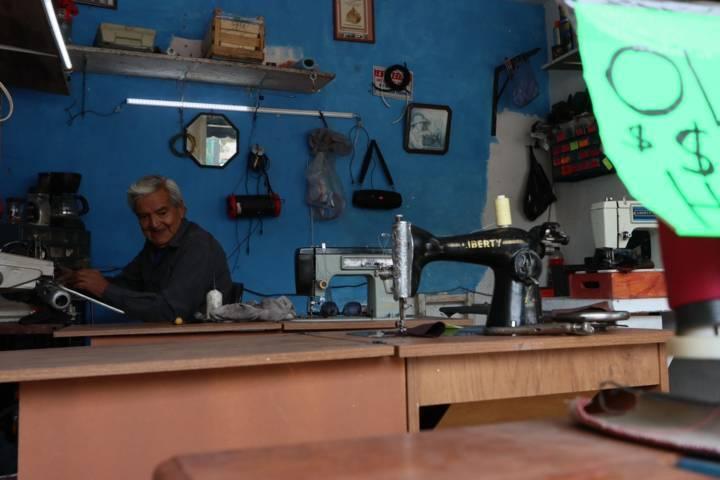 Don Enrique Hachac, toda una vida arreglando y vendiendo máquinas de coser 