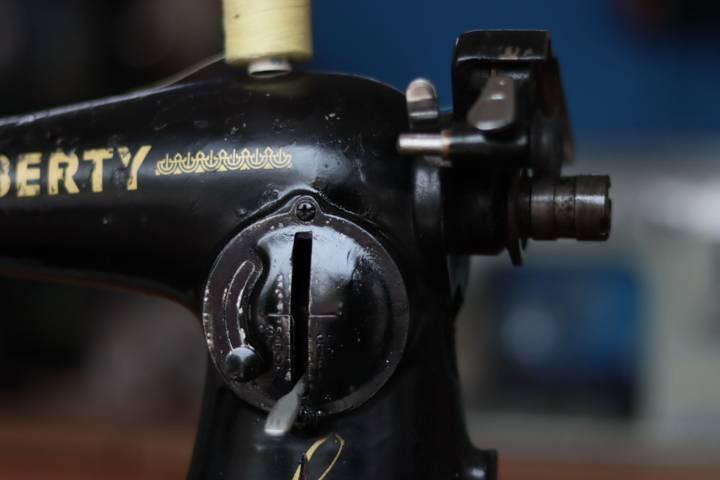 Don Enrique Hachac, toda una vida arreglando y vendiendo máquinas de coser 