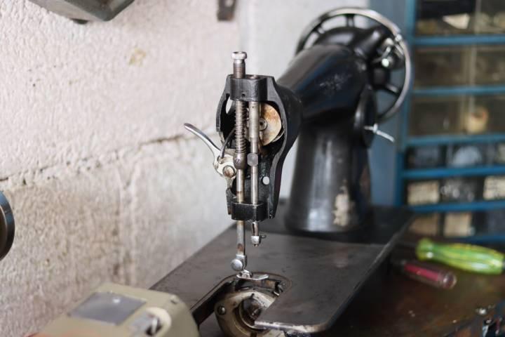 Don Enrique Hachac, toda una vida arreglando y vendiendo máquinas de coser 