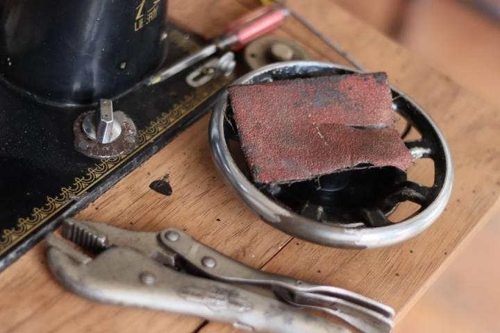 Don Enrique Hachac, toda una vida arreglando y vendiendo máquinas de coser 