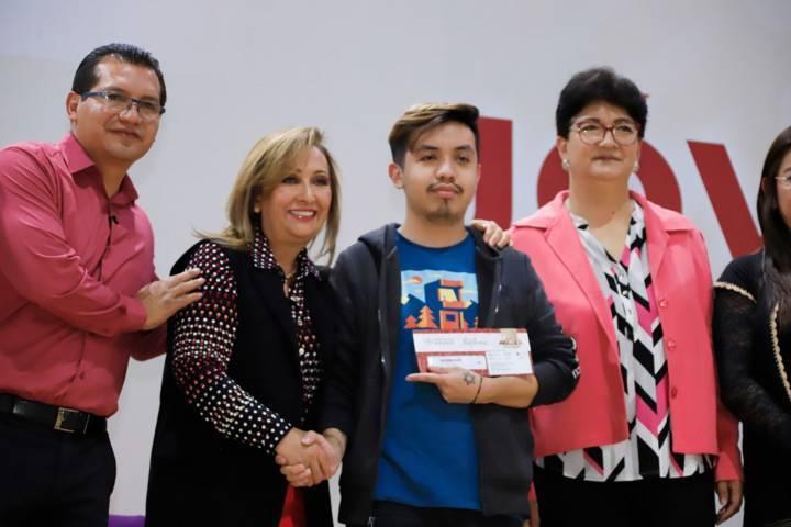Encabezó Gobernadora entrega de tarjetas a becarios “Jóvenes Construyendo el Futuro”