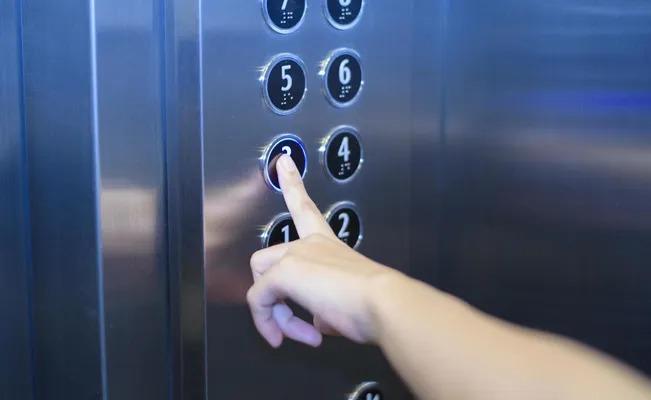 Por el hueco de un ascensor, una mujer muere en el aeropuerto de Indonesia