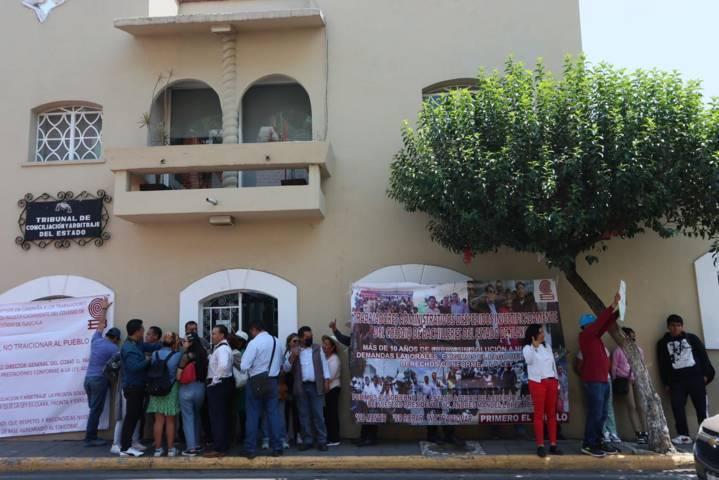 Trabajadores despedidos del COBAT se manifiestan a las afueras del TCA