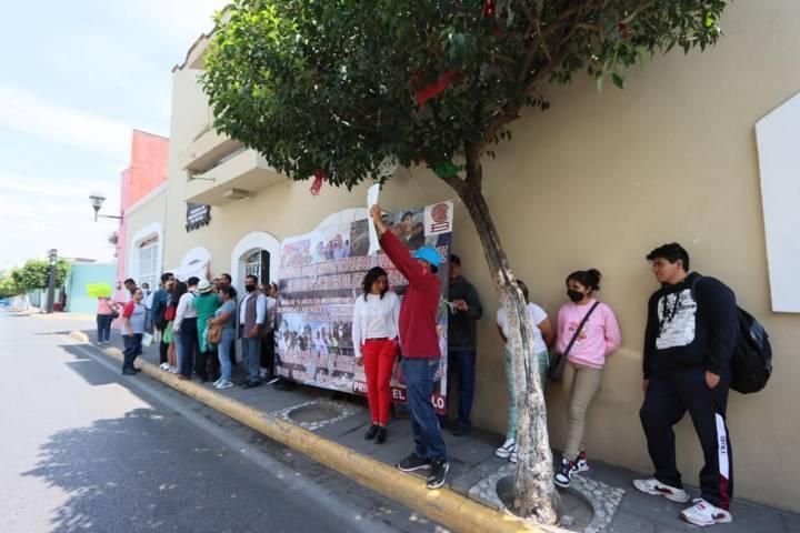 Trabajadores despedidos del COBAT se manifiestan a las afueras del TCA