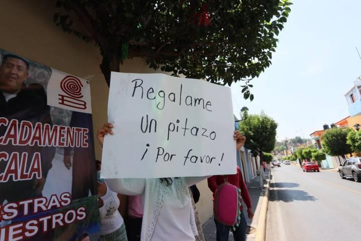 Trabajadores despedidos del COBAT se manifiestan a las afueras del TCA
