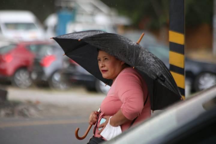 Sorprende ligera lluvia a capitalinos 
