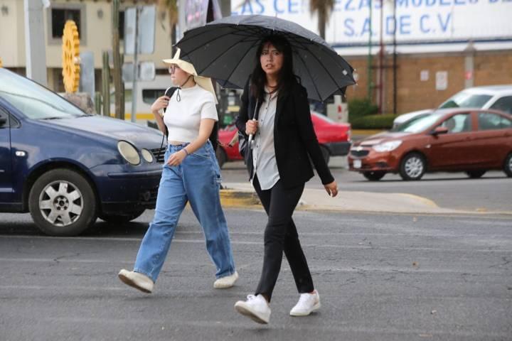 Sorprende ligera lluvia a capitalinos 