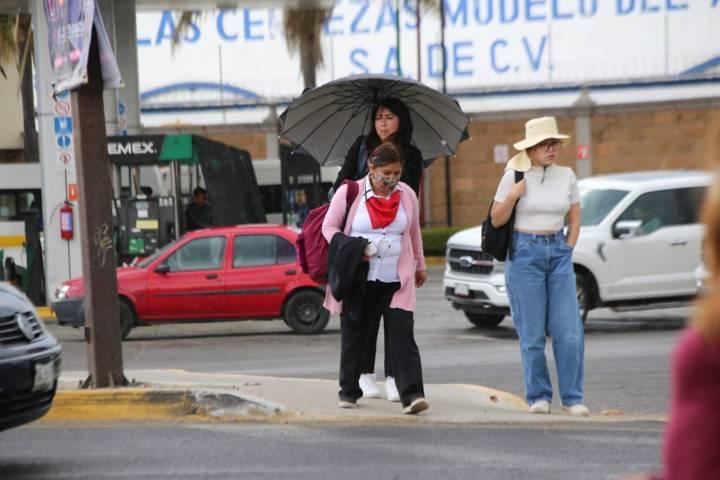 Sorprende ligera lluvia a capitalinos 