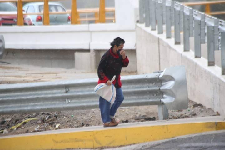 Sorprende ligera lluvia a capitalinos 